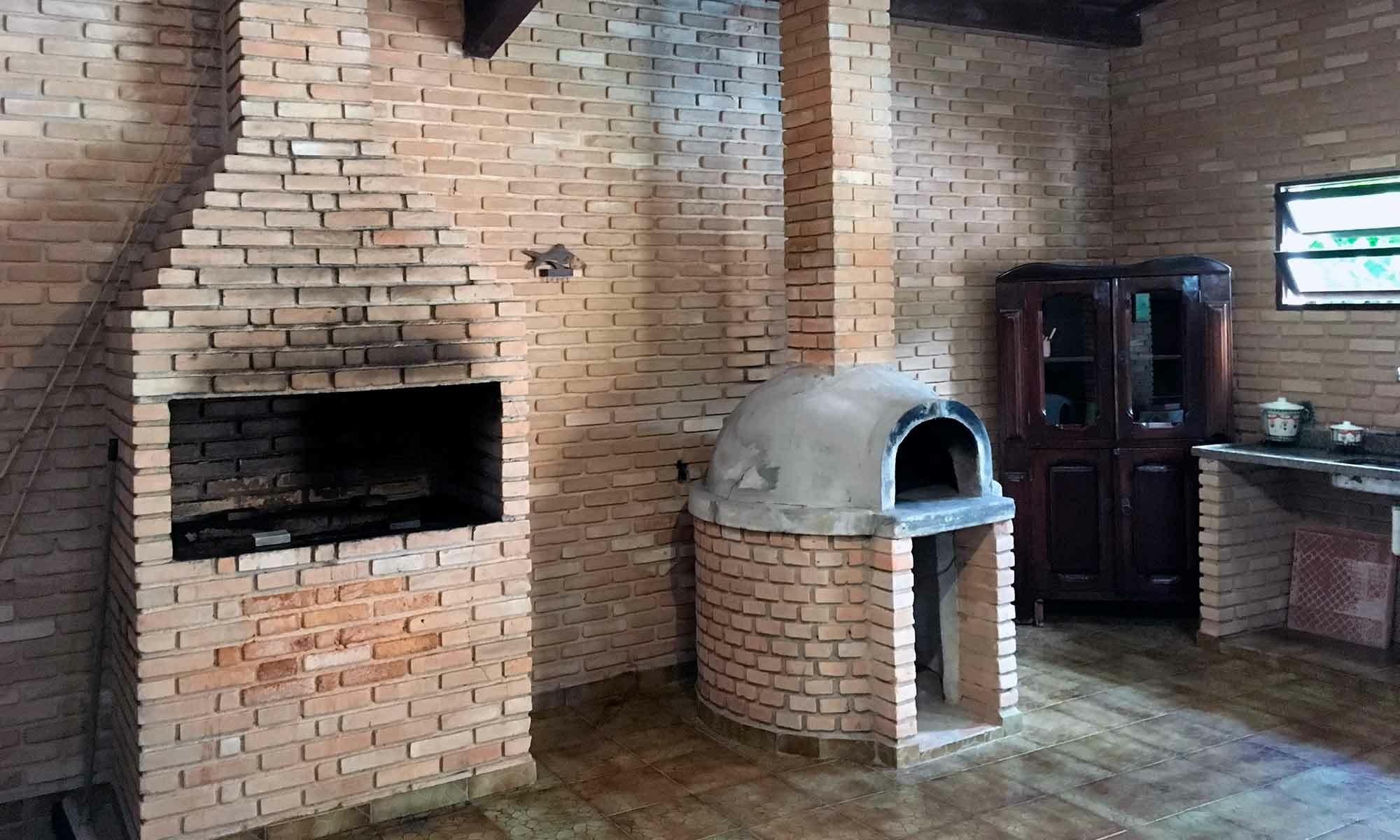 casa com forno para pizza e churrasqueira